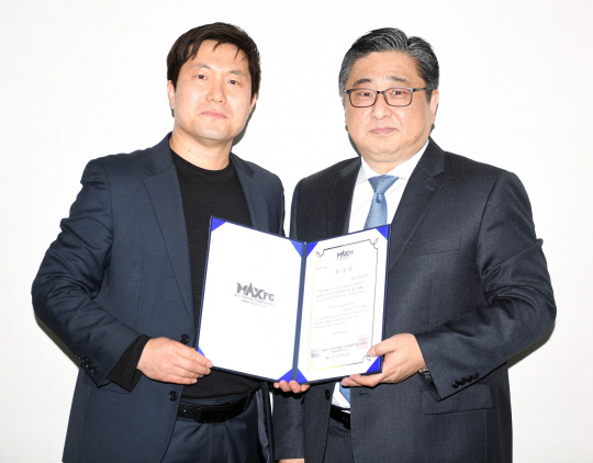 입식격투기 단체 맥스 FC의 이용복 대표(왼쪽)가 유지환 한국스포츠신문협회장을 맥스 FC 신임 회장에 추대하고 함께 기념촬영을 하고 있다. 맥스 FC 제공